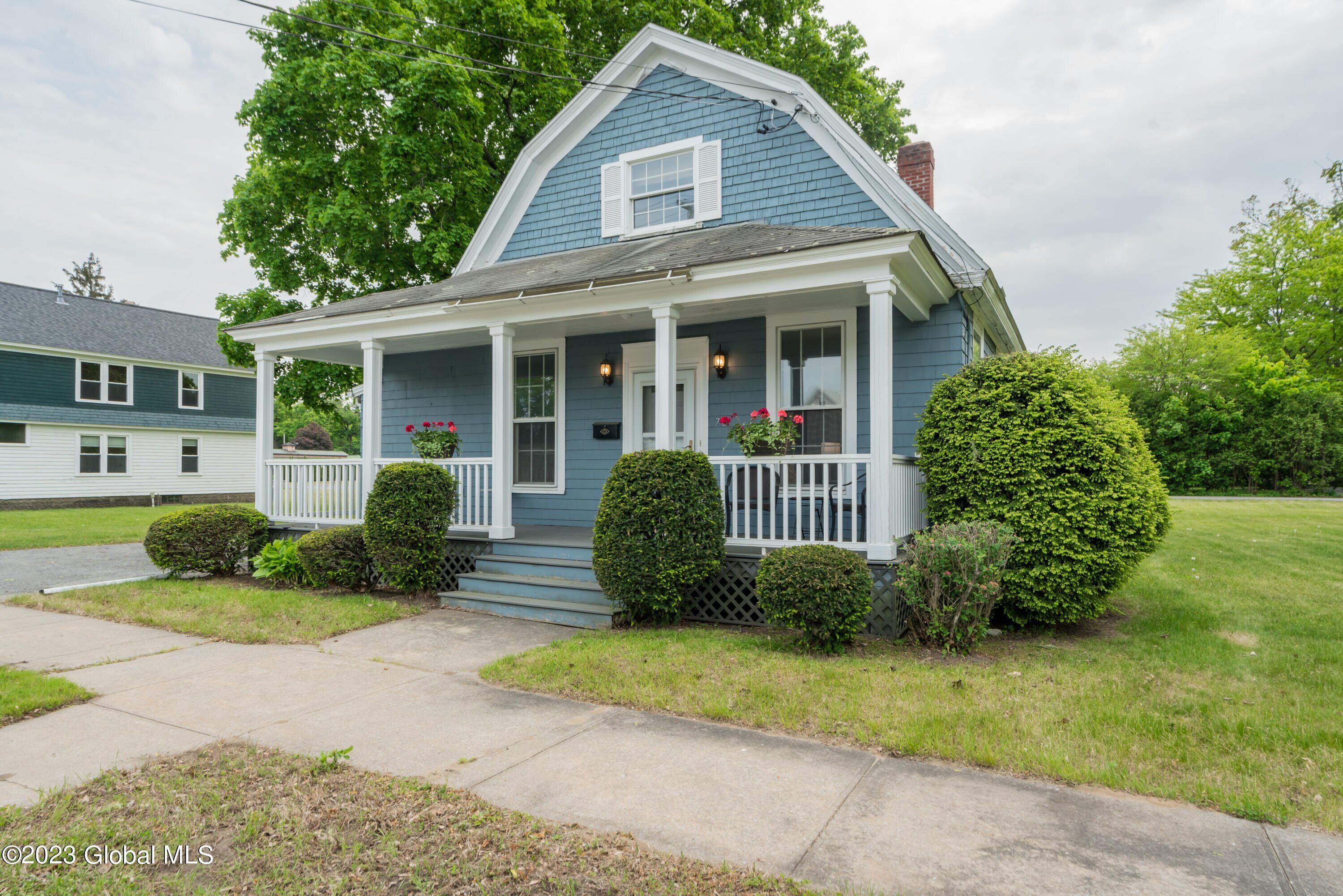 Charming 2-bedroom bungalow in Saratoga located steps away from the track!