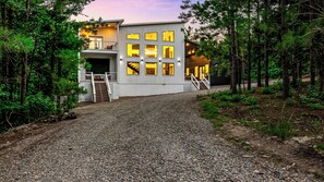 Exterior - Luxury 3BR in ❤️ of Hochatown! Heated Pool, Playset, Games (Broken Bow)