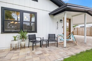 Terrace/patio - 3-bedroom house only a 5 minute walk to the beach with a turf backyard! (Jacksonville Beach)