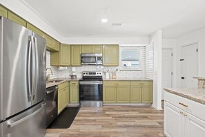 Fridge, microwave, oven, stovetop - 3-bedroom house only a 5 minute walk to the beach with a turf backyard! (Jacksonville Beach)