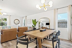 Dining - 3-bedroom house only a 5 minute walk to the beach with a turf backyard! (Jacksonville Beach)