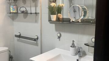 Douche, sĂšche-cheveux, bidet, serviettes fournies