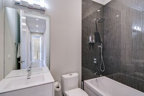 Suihku, hiustenkuivaaja, pyyhkeet