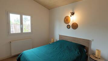 2 bedrooms, iron/ironing board, free WiFi, bed sheets