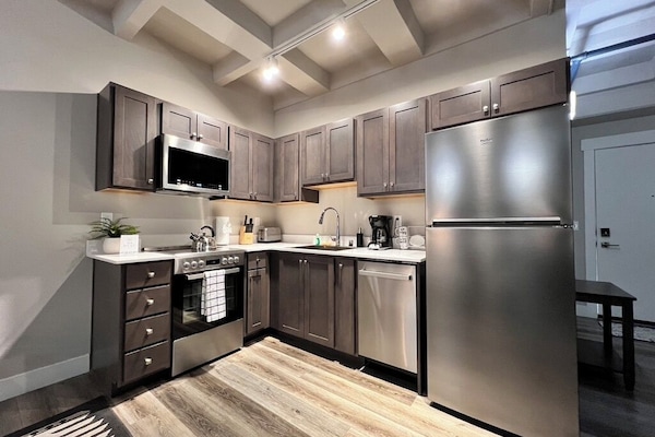 Jääkaappi, mikroaaltouuni, uuni, liesi