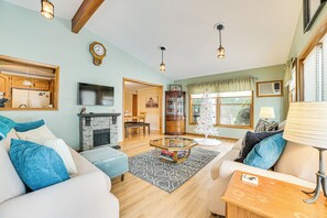 TV, fireplace, DVD player, books - Boyne City Retreat Near Beaches & Mtn Resort! (Boyne City)