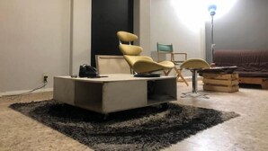 A modern living room with a sofa, a coffee table, and a lamp. - "Azul" Photo Studio & Apartment . (Benito Juarez)