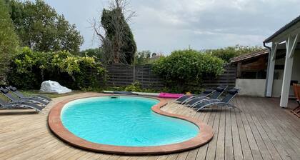 Villa avec 3 chambres, piscine privée chauffée, proche de Chalais, clima, Wifi