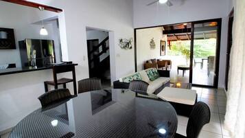 Family Villa, 4 Bedrooms, Garden View | Dining room