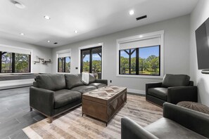 Interior - Blue Heron & Gray Fox by Avantstay 2 Lakefront Homes, Sleeps 44 Pool, Dock, Theater (Sherrills Ford)