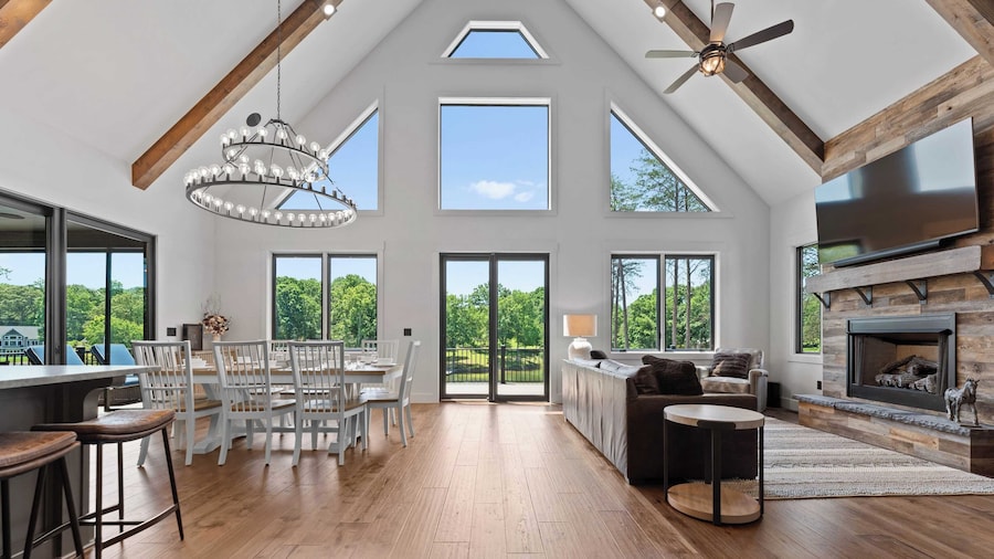 Blue Heron & Gray Fox by Avantstay 2 Lakefront Homes, Sleeps 44 Pool, Dock, Theater