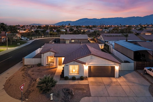 Montego by Avantstay Private Yard w/ Pool & Hot Tub