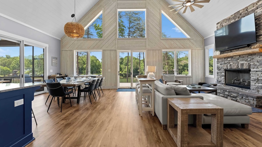 Black Bear & Blue Heron by Avantstay 2 Lakefront Homes, Sleeps 43 Pool, Dock, Theater