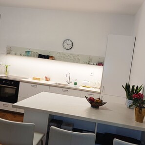 Kjøleskap, mikrobølgeovn, ovn og oppvaskmaskin