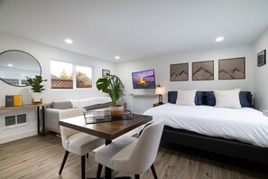 1 bedroom, iron/ironing board, free WiFi, bed sheets - West Seattle Bungalow - Full Kitchen & Yard (Seattle)