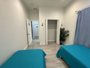 Room - Unique Home with 4 beds 2 bath 15 minutes from Pompano Beach.  (Pompano Beach)