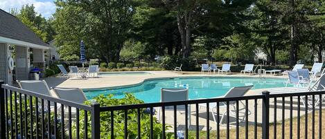 Alberca techada y alberca al aire libre