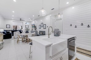Interior - Don't Worry, Beach Happy TC 8104 (Port Aransas)