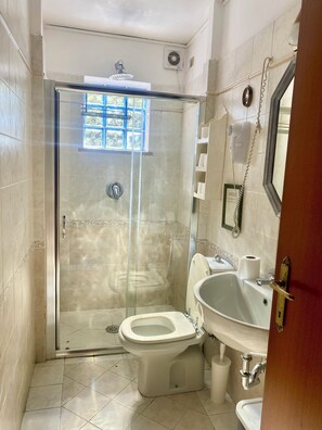 Dusche, Haartrockner, Bidet, Handtücher