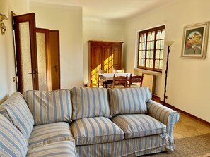 Smart TV, tavolo da calcetto, tavolo da ping pong