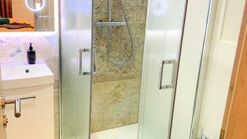 Dusche, Haartrockner, Handtücher, Seife