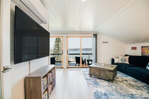 TV connectée, cheminée, baby-foot, livres