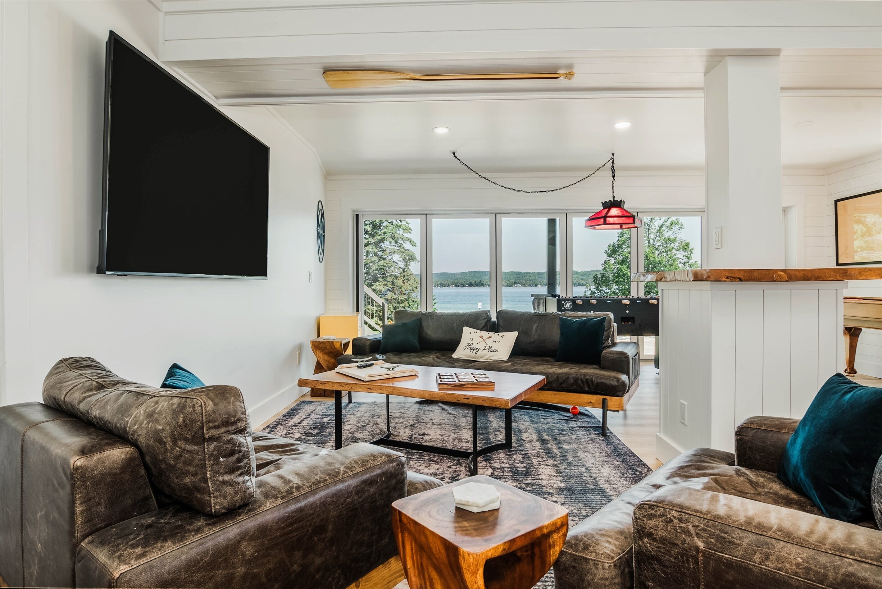 Smart-TV, Kamin, Tischfußball, Bücher