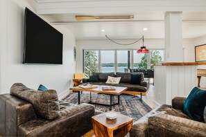 Smart-TV, Kamin, Tischfußball, Bücher