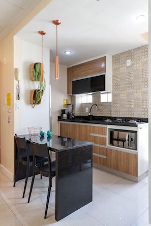 Geladeira, micro-ondas, cooktop, cafeteira/chaleira