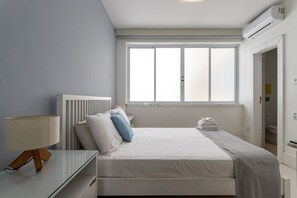 3 habitaciones, tabla de planchar con plancha y cuna de viaje