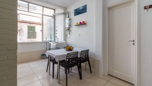 A dining area with a table, chairs, and a window. - 7 minutes from Ipanema beach | BT201 (Rio de Janeiro)