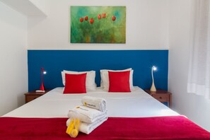2 quartos, ferros/tábuas de passar roupa, berço de viagem