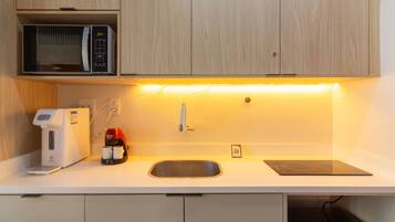 Een koelkast, een microgolfoven, een koffiezetapparaat/waterkoker