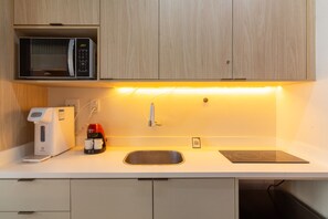 Een koelkast, een magnetron, een koffiezetapparaat/waterkoker