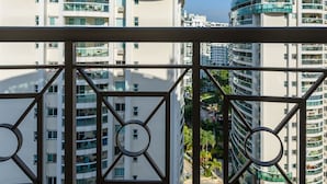 Un immeuble résidentiel de grande hauteur, doté de nombreux balcons, avec un ciel bleu dégagé.