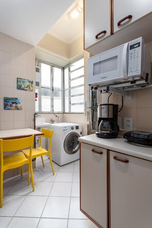 Geladeira, micro-ondas, fogão, cooktop
