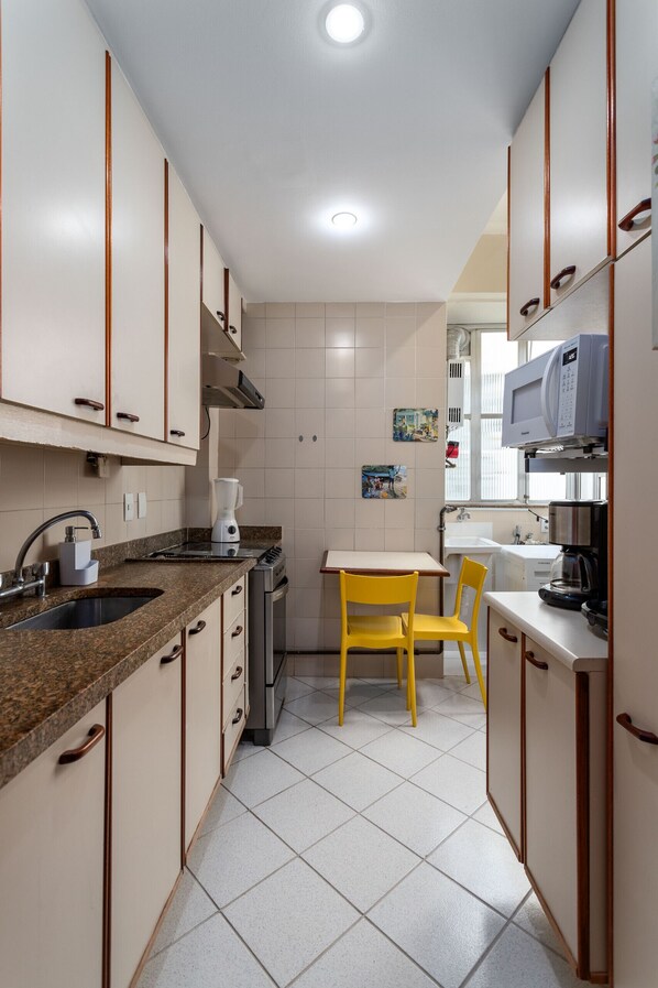 Geladeira, micro-ondas, fogão, cooktop