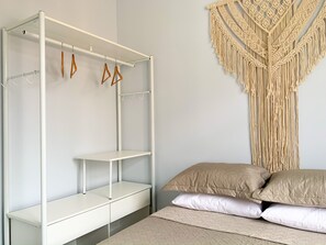 1 chambre, fer et planche à repasser, lit de bébé portatif