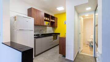 Geladeira, micro-ondas, fogão, cooktop