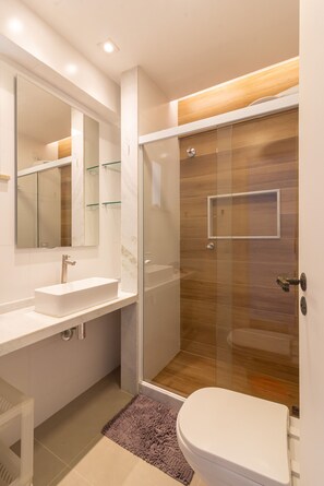 Shower, hair dryer, towels, shampoo