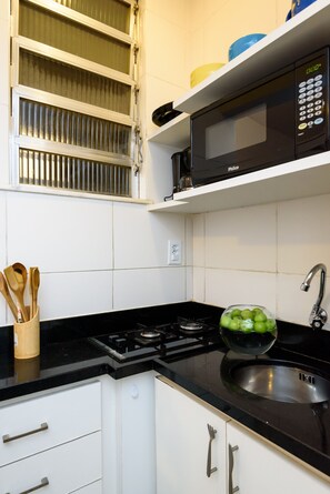 Kühlschrank, Mikrowelle, Herdplatte, Wasserkocher mit Kaffee-/Teezubehör