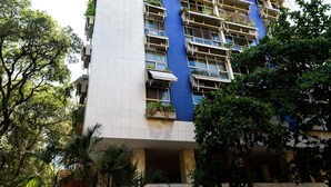 A multi-story building with balconies, some with plants, and a blue vertical stripe. - Penthouse in Ipanema | Christ View | MQC502 (Rio de Janeiro)