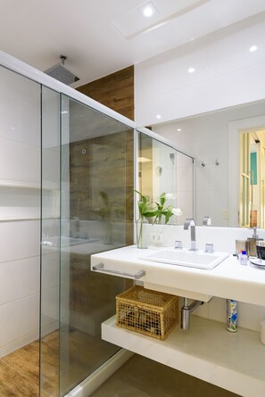 Dusche, Haartrockner, Handtücher, Shampoo