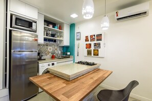 Geladeira, micro-ondas, cafeteira/chaleira, torradeira