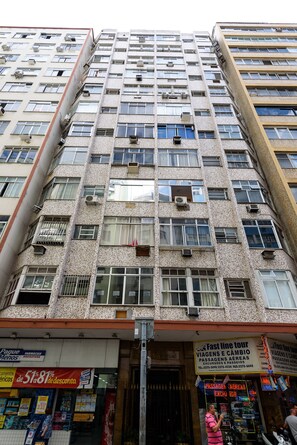 A multi-story building with numerous windows and air conditioning units. - Side sea view, 3min from the beach | PJ204 (Rio de Janeiro)