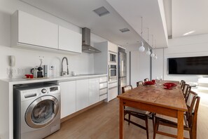 Fridge, microwave, oven, coffee/tea maker