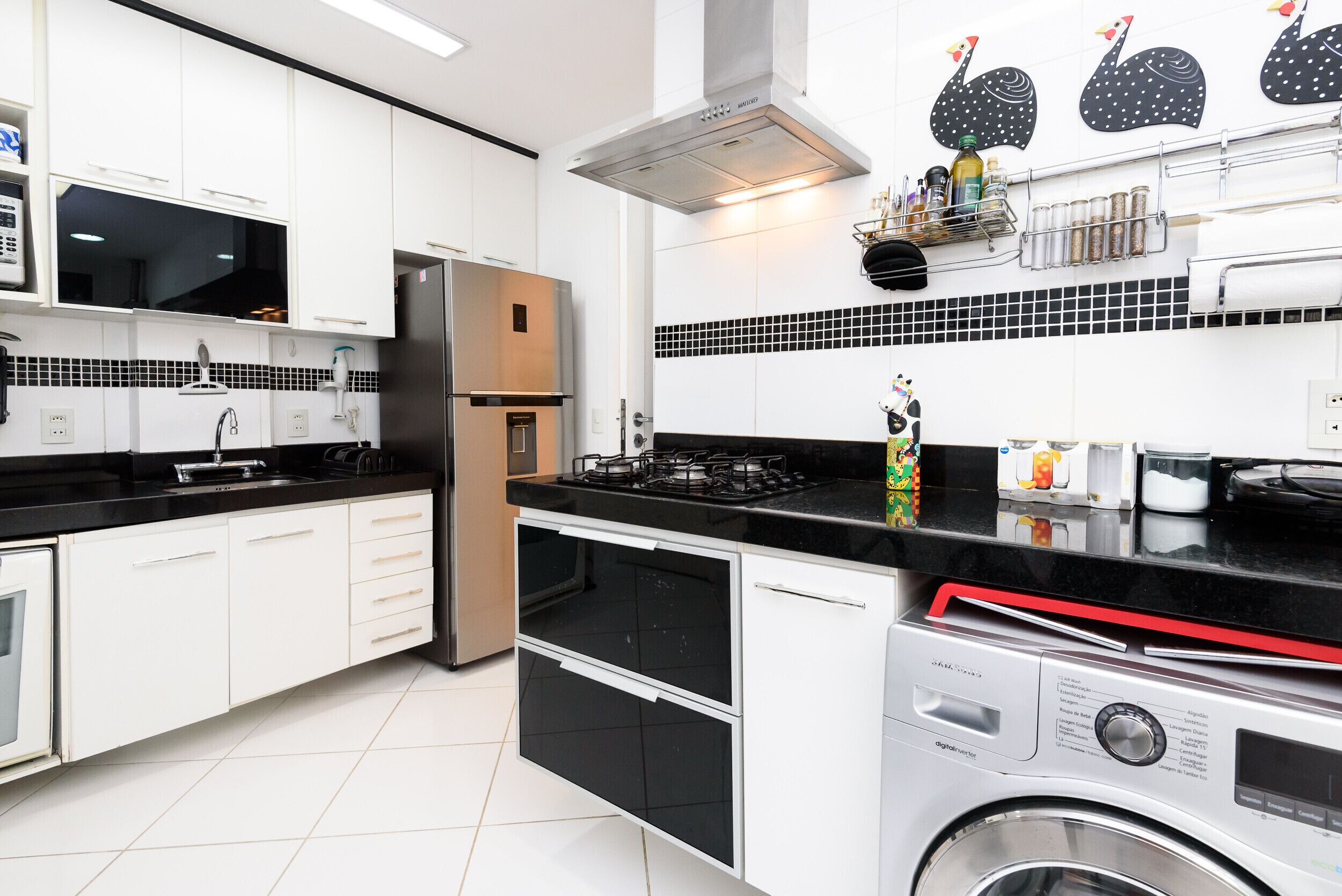 冷蔵庫、電子レンジ、コンロ、コーヒー / ティーメーカー