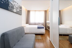 1 habitación, tabla de planchar con plancha, wifi gratis y ropa de cama