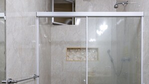 A modern bathroom with a glass-enclosed shower, a toilet, and a sink. - Style in Copacabana | Near the beach | BR403 (Rio de Janeiro)