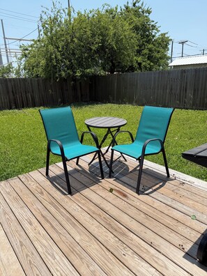 A deck with two chairs and a small table. - A SPRING / SUMMER / WINTER TEXAN FAV!!!! Full kitchen.
Sleeps 7! Free parking (Aransas Pass)
